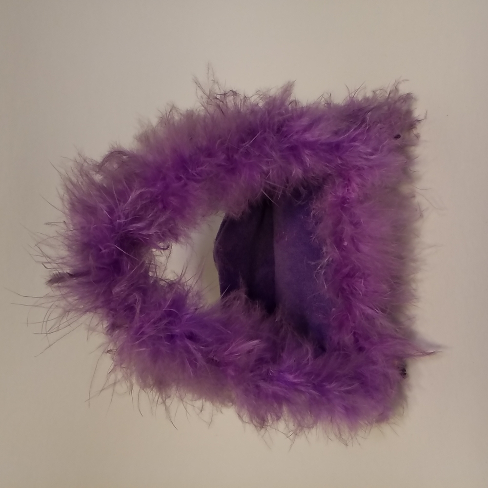 3/$15 Claire's Vintage metal and feather boa mini daybed